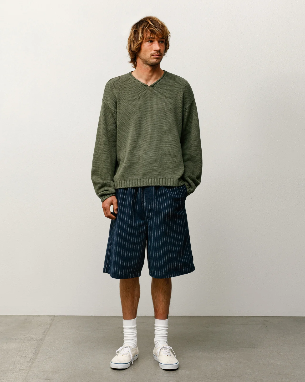 ROLL V NECK SWEATER